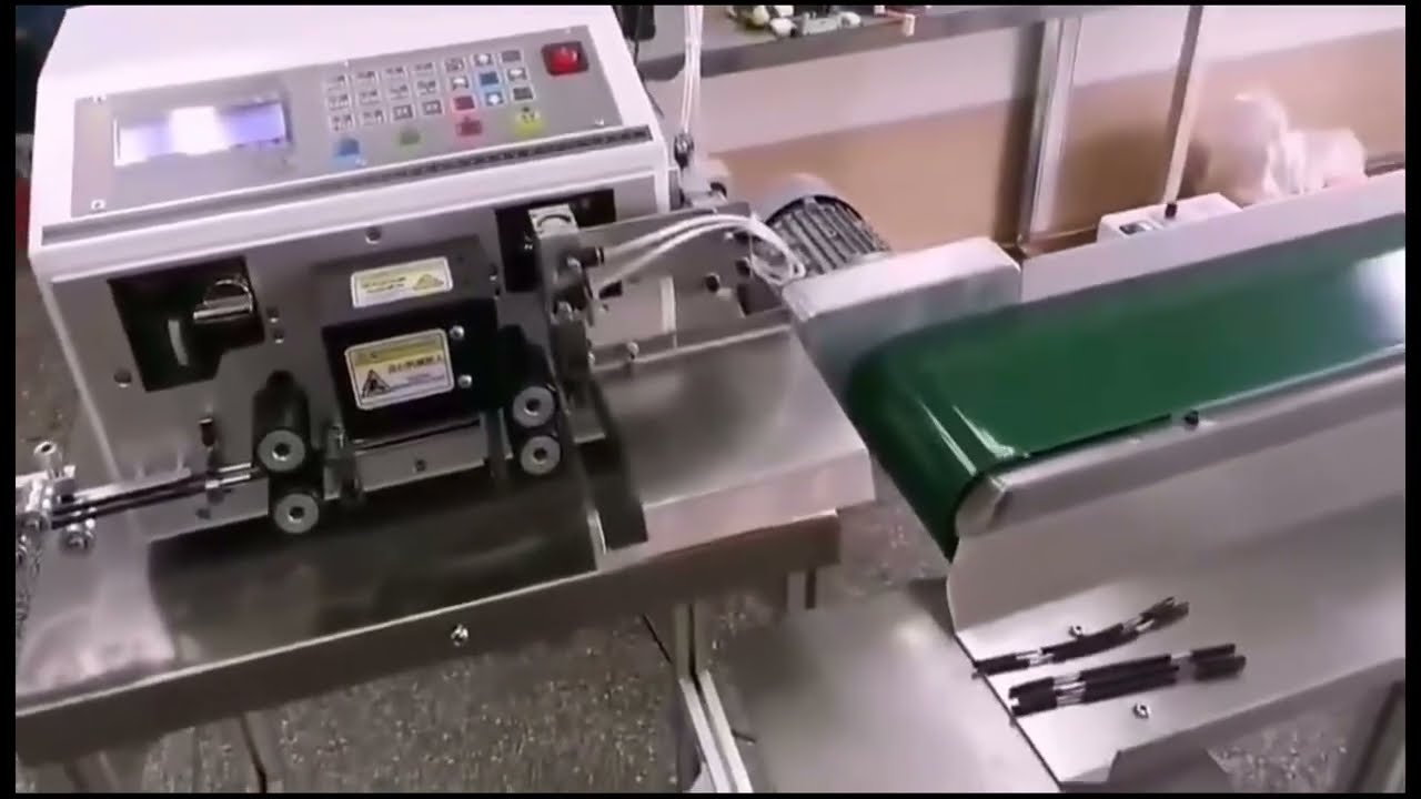 Automatyczna maszyna do cięcia, zdejmowania izolacji i zaciskania końcówek z przenośnikiem taśmowym