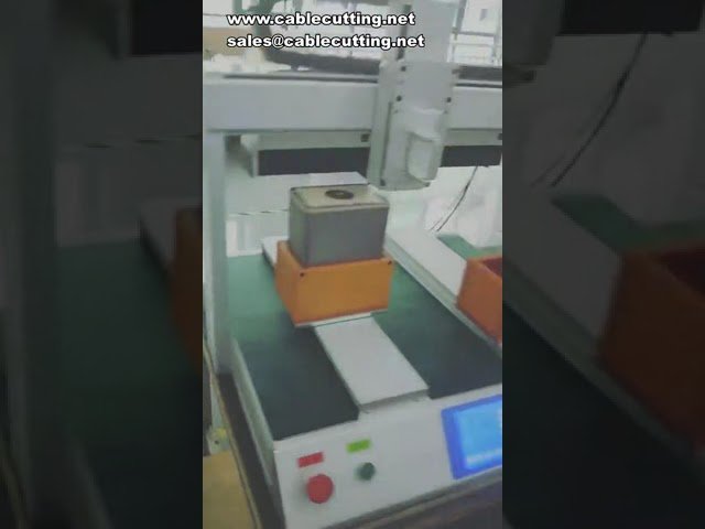 Trzyosiowa automatyczna wkrętarka stołowa – jedno- i wielogłowicowa z systemem dmuchawowym
