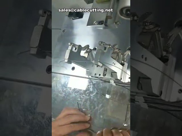 Półautomatyczna maszyna do etykietowania przewodów i kabli z aplikacją naklejek i produkcją rurek