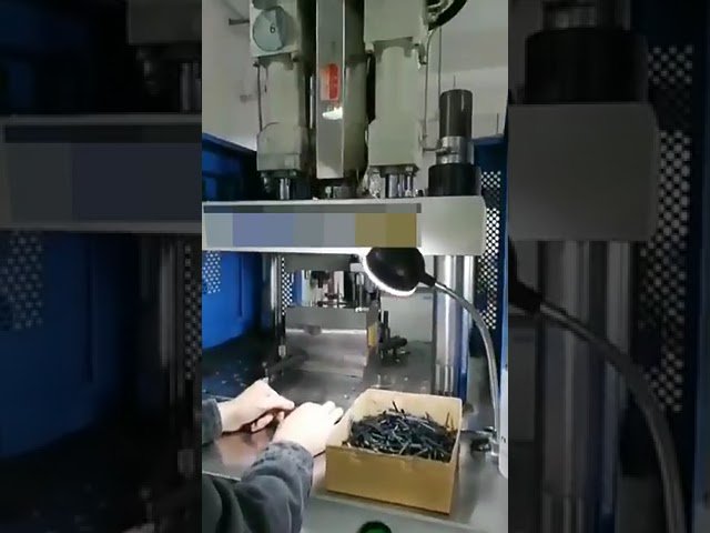 Pionowa i pozioma wtryskarka do silikonu i tworzyw sztucznych – obudowy telefonów, okulary, precyzyjne części